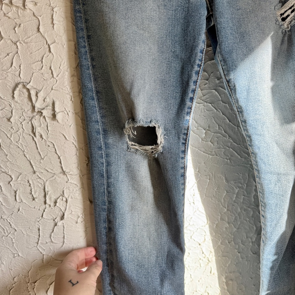 Levi's Light Blue Distressed Ankle Jeans - Picture 4 of 10